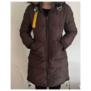 Parajumpers longbear vinterjacka S  - Brun vinterjacka med naturpäls. I använt skick! Finns visst slitage men inget som stör. 