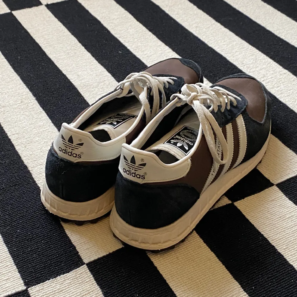 Adidas Vintage TRX sneakers brun/svart/vit.  Använda ett par gånger, sulan är i gott skick. Se slitage på mockan på sista bilden.   Storlek 46 men passar 45. 29,5cm innersula.. Skor.