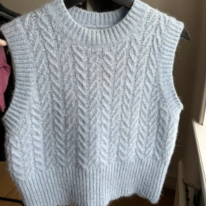 Stickad väst - Stickad väst från Zara. Fint med T-shirt under. Använt en gång i skolan! 