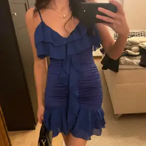 Jätte fin blå festklänning använd 1 gång 