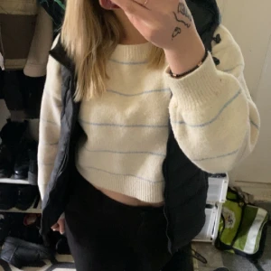 Kort stickad tröja - Kräm vit stickad tröja med blåa ljusa ränder. Super fin verkligen men kommer ej till användning längre. Ganska tjock är den oxå så man fryser ej med den, väldigt mjuk, ej stickig. Ordinarie pris 219 säljs istället för 150. Du står för frakten❤️ 