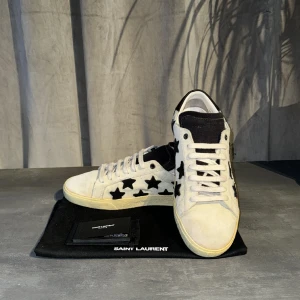 Saint Laurent  - Tja 🤗 säljer nu dessa Ass feta saint Laurent skor storlek 42 🔝 I väldigt fint skick 💎✅ Nypris 7200kr mitt pris 1950kr. Priset går att diskutera vid snabb affär 💶😇🙌🏻