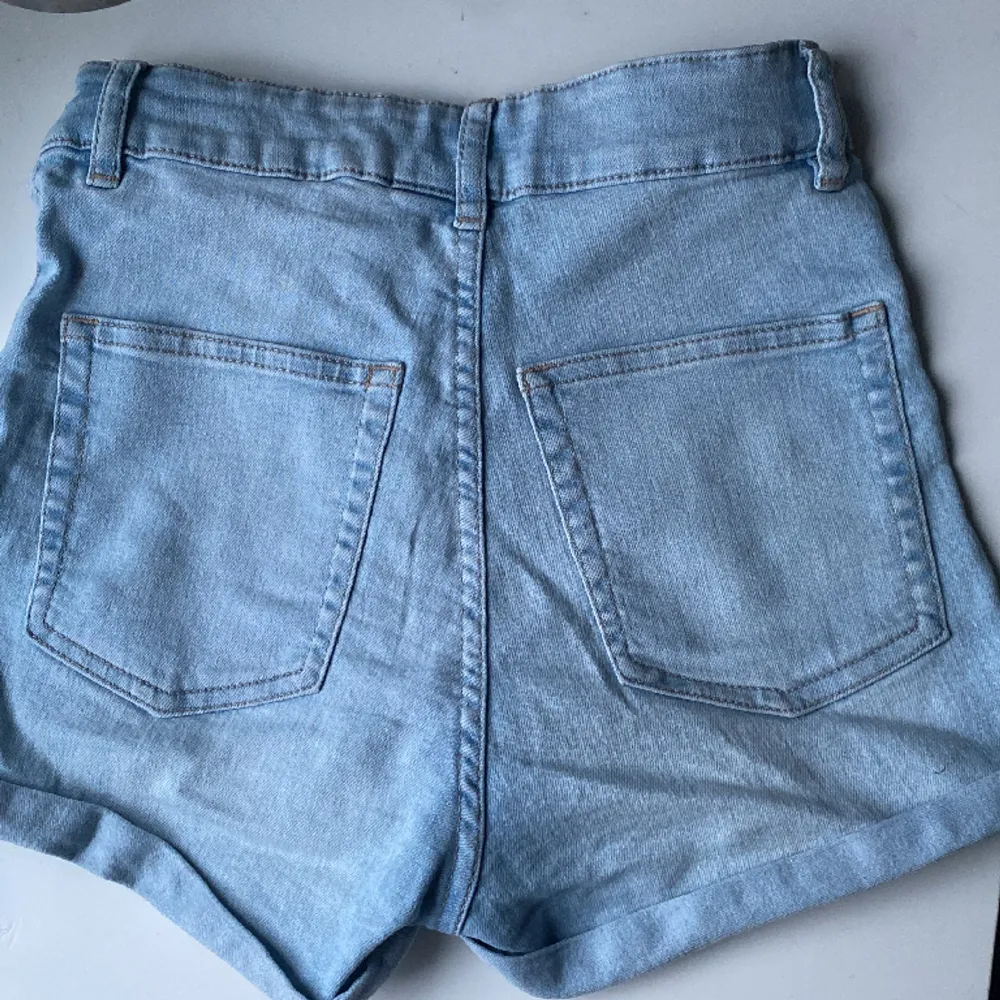 Högmidjade, ljusa, tajta jeansshorts Använda men fortfarande ok skick. Sälja eftersom de inte kommer till användning längre! Ingen retur och köparen står för frakt💞. Shorts.