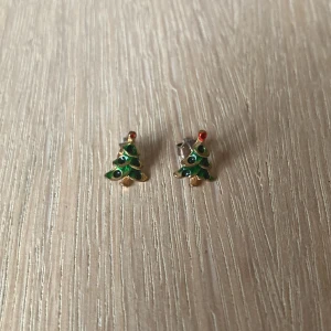 Örhängen - Fina julgrans örhängen, guldiga, bra skick, använt få gånger