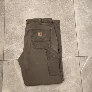 Carhartt workwear byxor - Köpta från Broadway & Sons i gbg i mycket bra kvalitet!   Modellen är 175cm 