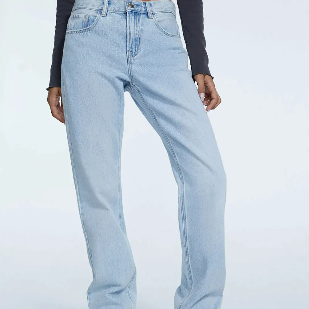 Superfina jeans som bara använts ett fåtal gånger och kommer inte längre till användning💓Storlek 40 men passar även 38 skulle ja säga, jag e 171cm🙌🏼💗 Nypris är 380kr men säljer för 250k🙌🏼🙌🏼. Jeans & Byxor.
