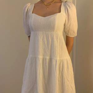 Säljer denna jättefina vita klänningen som bara använts ett fåtal gånger. Perfekt till studenten! Har sytt i ryggen pga att den satt lite för löst först 🩷