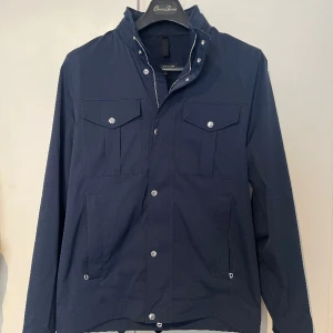 J.Lindeberg jacka - Skön jacka från J.Lindeberg. Bra skick, nypris 3400kr.