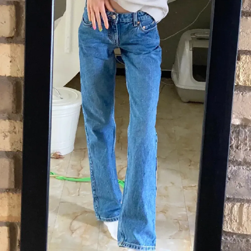 Supersnygga lågmidjade jeans från weekday! Storlek 27/32, helt slutsålda på hemsidan🩷 (lånade bilder). Jeans & Byxor.