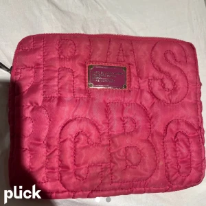 Datafodral marc jacobs - Datafodral från marc jacobs som inte kommer till användning. LÅNADE BILDER