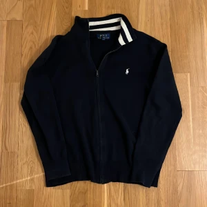 Ralph Lauren zip - Säljer nu denna sköna blåa Ralph Lauren zip. Tröjan är i barnstorlek L (14-16). Inga deffekter på tröjan. Skriv för fler frågor eller bilder. 