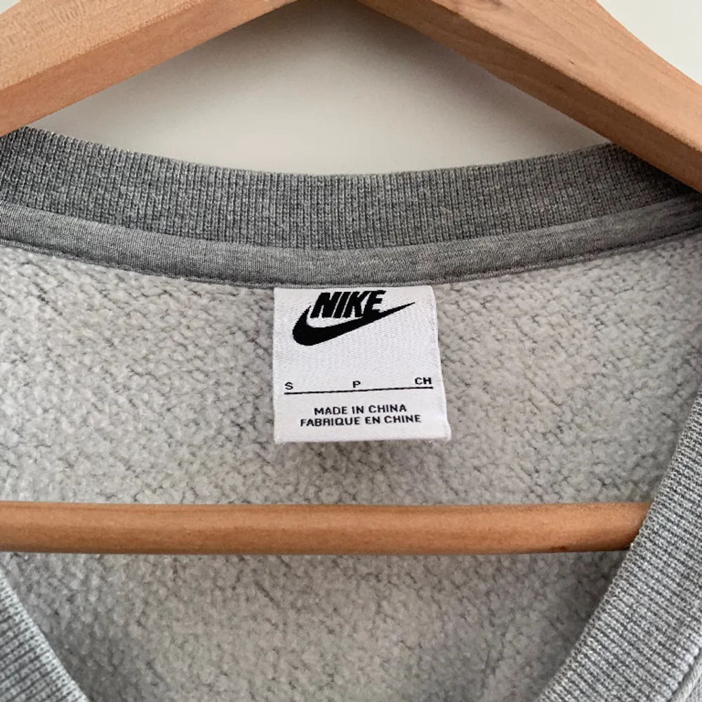 Tjenare du som tryckt dig in på det här inlägget! Här säljer jag min gråa Nike sweatshirt som inte kommer till användning längre. Tröjan är i hyfsad gott skick och redo att skickas! Om du är intresserad så är det bara att höra av dig! Hörs. Hoodies.