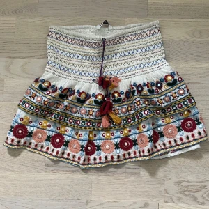 zara kjol - Säljer denna jättesnygga kjol från Zara som inte längre säljs  💕 Säljer då den inte kommer till användning längre. Inte min bild, skriv om du vill ha egna bilder eller mer information 💞