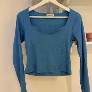 Sweetheart neckline topp - Romantisk topp från even and odd, aldrig använd