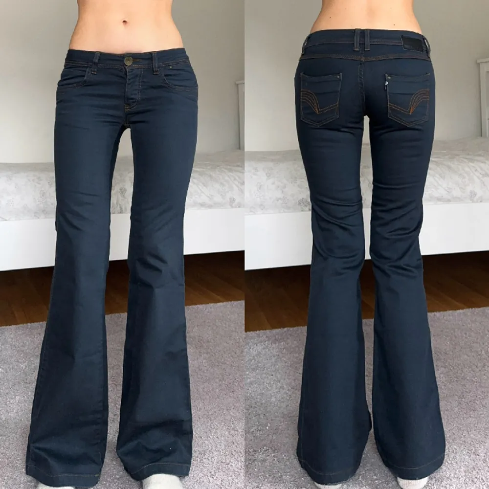 midja: 75 innerben: 81 🤍 lågmidjade bootcut jeans, vintage från Ichi 🤍 jag är 171cm & stl S/36/28 för referens 🤍 läs POLICY & FRAKT (i gillade inlägg) innan du skriver 🤍 använd gärna ”köp nu” 🤍 . Jeans & Byxor.