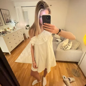 Studentklänning - Säljer denna supersöta studentklänning som aldrig är använd eftersom det inte gick att skicka tillbaka 🩷 pris går att diskuteras!!