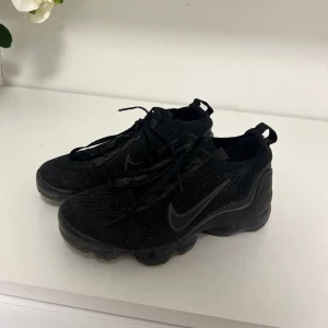 Vapormax skor  - Säljer mina skor på grund av att jag inte har en användning av dem längre… fina skor med bra sulor, priset går att diskuteras vid snabb affär! :)