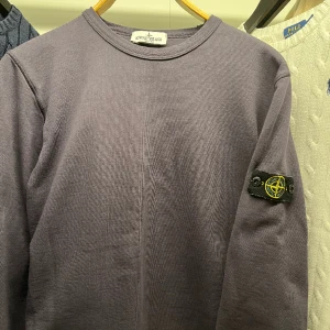 Stone island  - Säljer nu denna riktig feta Stone island tröjan köpt på nk i somras andvänd 1  gång skick 9,5-10 den är i storlek 16 år motsvarar s i herr storlek. nypris (1900) vid frågor och funderingar är de bara o höra av sig🔥