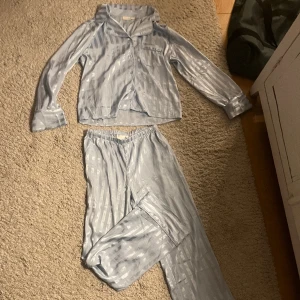 Silkespjamas från Gina tricot - En silkes pyjamas från Gina Young och tröjan är i strl: 158-164 men byxorna som är 146-152 sitter som 158 eller 164 jag är 159cm och dom är lite långa på mig men om du är intresserad så skriv så får du bättre bilder och bilder på!!🩷🩷