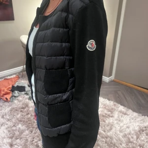 Moncler cardigan  - Min älskade moncler cardigan. Den har haft små hål vid nacken som är fixade snyggt. Köpt för 8500kr. Kan diskutera pris❤️