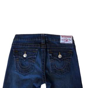 Jätte fina true religion bootcut jeans W27 Innerbenslängd 74cm, Skriv privat för mer information🙏
