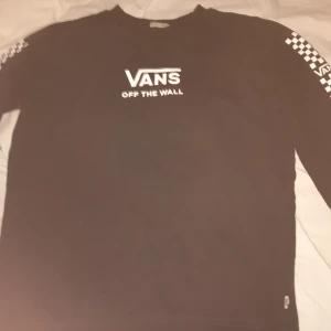 Vans hoodie - Säljer denna vans hoodie i bra skick