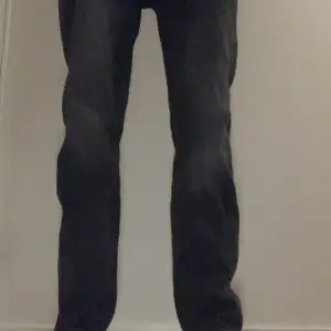 Säljer nu mina fina jeans då jag inte har någon användning av dem. Det är ett par denim project i färg ”stone wash” i storlek 30/32 slim fit! Nypris: 450, mitt pris: 249. Hör av dig vid fler frågor.