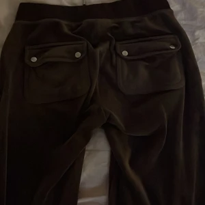 Juicy couture sett - Hej! Säljer mitt bruna juicy couture set. byxorna för 350, tröjan för 300 eller hela settet för 400kr nypris ca 2200kr