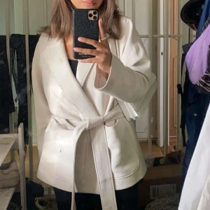 Kappa - Jättefin krämig vit kappa i storlek S från HM