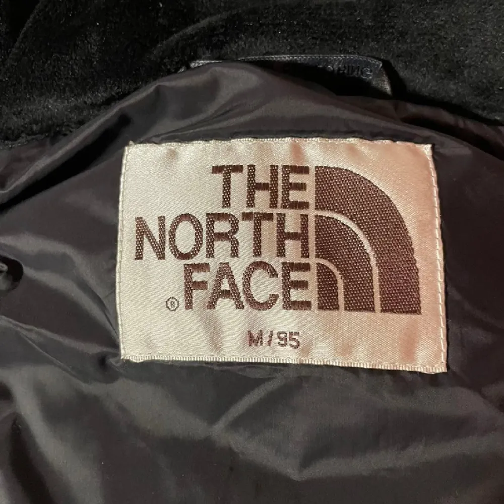 Hej säljer min nya North face jacka då jag redan har en jacka, Jackan är helt oanvänd och helt fläckfri bara att skriva vid frågor☺️. Jackor.