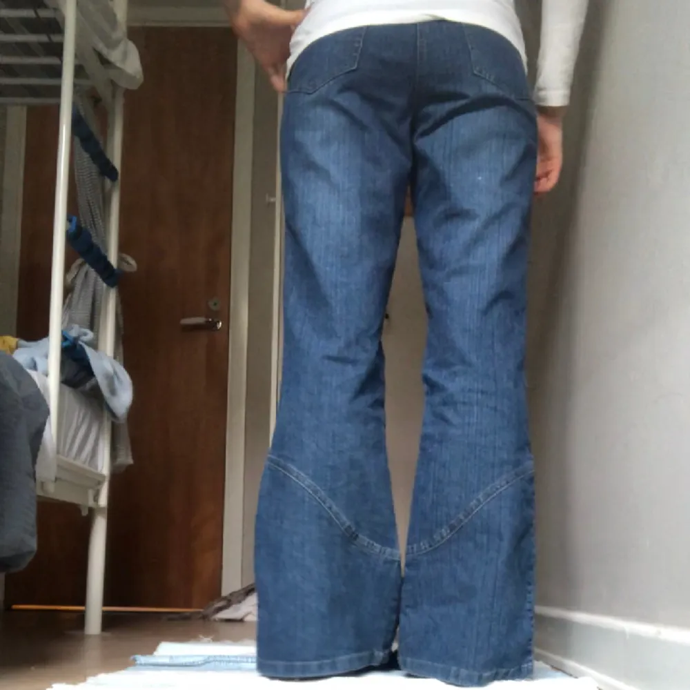Sjukt snygga jeans med broderi på. Tyget är hyfsat stretchigt och har ett fint ”randigt” mönster vilket ger en mer vintage känsla👌🏼Tveka inte att höra av dig💕. Jeans & Byxor.