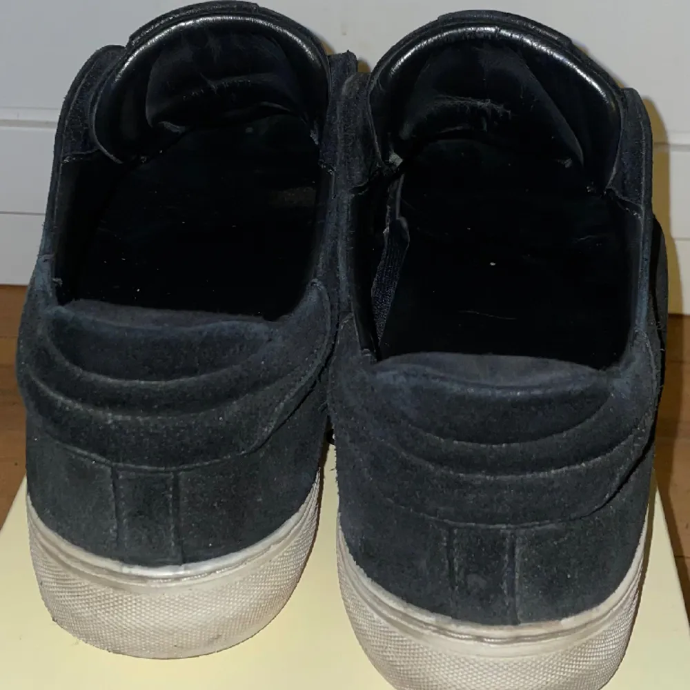 Säljer nu dessa sparsamt använda arigato skor! Mochan på skorna är i väldigt fint skick🌟 Skorna är i storlek 45! För mer bilder/info, hör gärna av er🤙🏼  . Skor.
