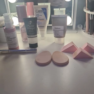 Blandat! - Alla dessa säljs pga ingen användning. Alla kostar 35/st. Alla i väldigt bra skick! -Pixie powder -By veira heat protection -W7 prime magic -CeraVe moisturizer SPF 30 - The ordinary silicone primer - L'Oréal paris true match concealer 3x rosa 2x ägg 