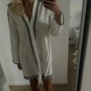 Strandklännimg - Strandklänning från zara. Köpt för 400, säljer för 250. Aldrig använd