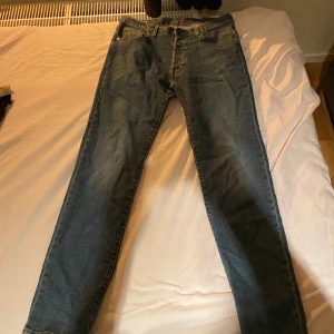 Jeans Levi’s 501 - Ett par jeans som knappt är använda.  Är i ett väldigt bra skick   Hör av er vid intresse eller fler bilder!