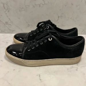 Lanvin Skor - Lanvin skor i fint skick förutom crease på högerskon. Skorna är i uk 9 vilket motsvarar ca 43/44. Skriv för fler bilder. Pris diskuterbart, kom gärna med bud.   