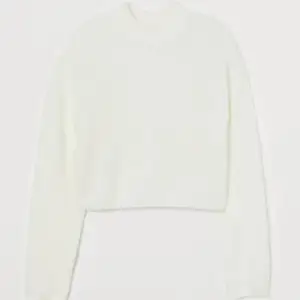 En stickad vit tröja från h&m. Den är lite croppad. Sällan använd.