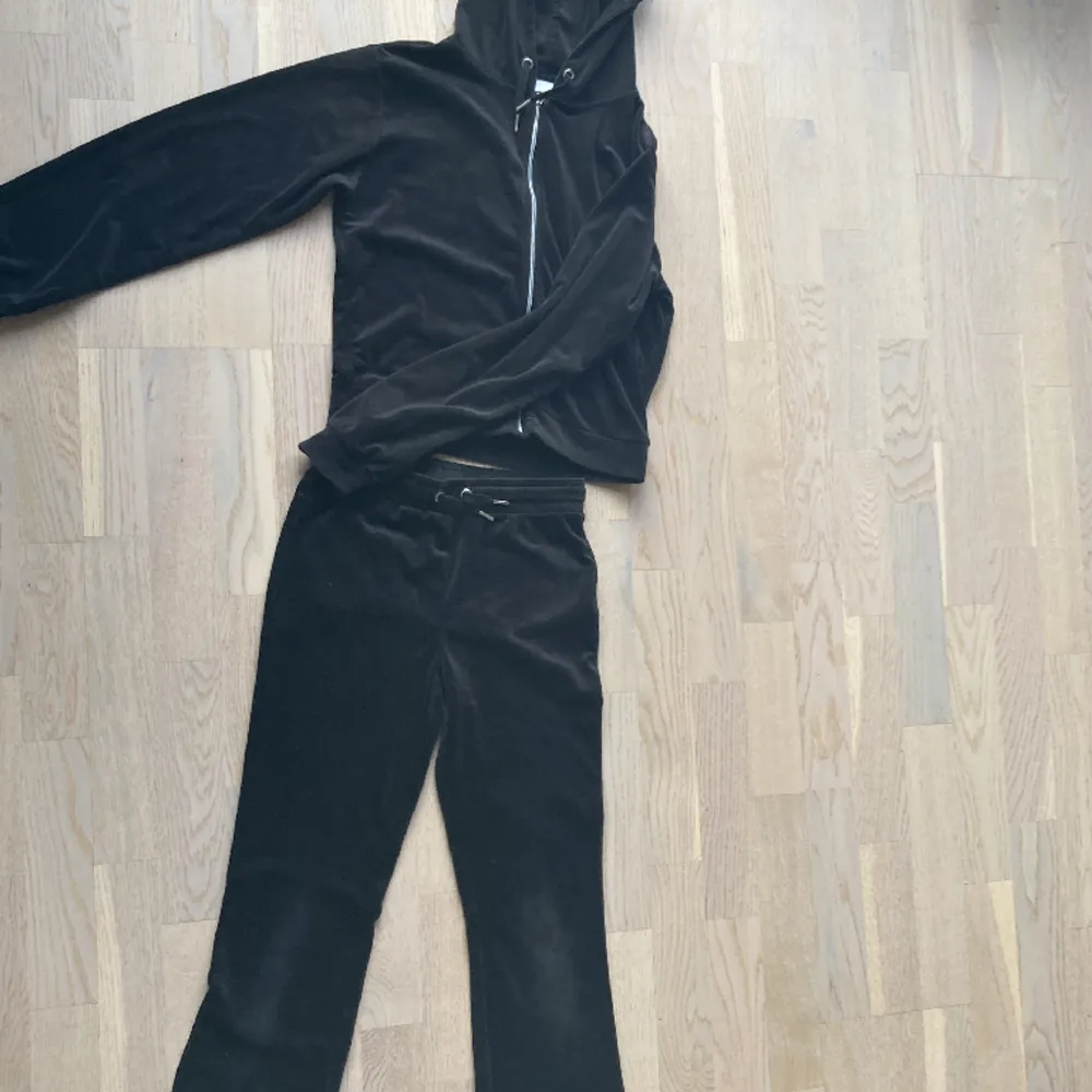 Gina Young set i svart, bra skick, mjukt material. Muu.