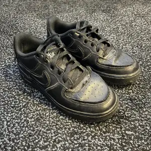 🟦 säljer ett par sällsynta Nike air force 1 köpta från NIKE i USA. Utbytbara dekaler medföljer. Skick: 8/10 då kanten på någon av dekalerna inte sitter så bra. Priset är inte hugget i sten. Tveka inte att höra av er för frågor eller fler bilder. 🟦