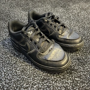 Nike air force 1 - 🟦 säljer ett par sällsynta Nike air force 1 köpta från NIKE i USA. Utbytbara dekaler medföljer. Skick: 8/10 då kanten på någon av dekalerna inte sitter så bra. Priset är inte hugget i sten. Tveka inte att höra av er för frågor eller fler bilder. 🟦