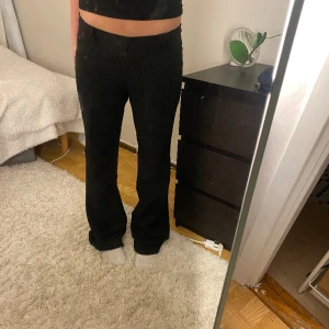 Svarta lågmidjade kostymbyxor  - Säljer min superfina kostymbyxor som tyvärr är i fel storlek❤️midjemått: 38,5 raktöver innerbenslängd: 81❤️skriv för fler bilder o andra frågor