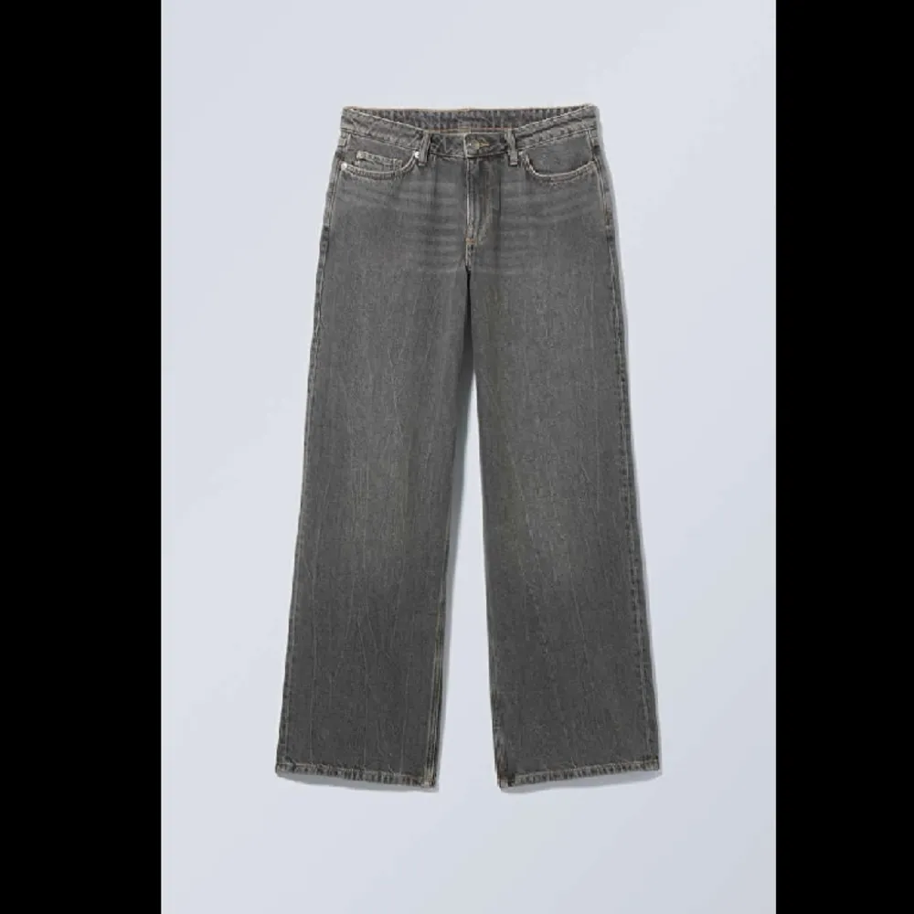 Snygga gråa low waist, vida jeans från weekday! Tyvärr är de lite slitna vid hälarna, annars är de i bra skick💕💕 nypris 590 kr, priset kan diskuteras. Jeans & Byxor.