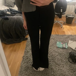 Kostymbyxor med slit  - Superbra skick då de inte är använda särskilt mycket. Byxorna har slits och passar bra på mig som är 172cm lång💘