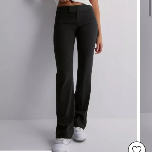 Low waist kostymbyxor  - Snygga lågmidjade, bootcut kostymbyxor ifrån Nelly(Low waist suit pant) i stolek 32. Jag har sytt upp byxorna en bit då de var för långa men råkade tyvärr ta bort för mycket och är nu nästan för korta. Skulle säga att byxorna passar någon som är 160💓