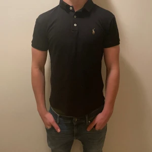 Piké från Ralph lauren - Stilig pike från Ralph lauren. Köptes för 1300kr i somras på thernlunds. Storlek s men sitter som en xs. Mötas upp i Stockholm, köpare står för frakt.