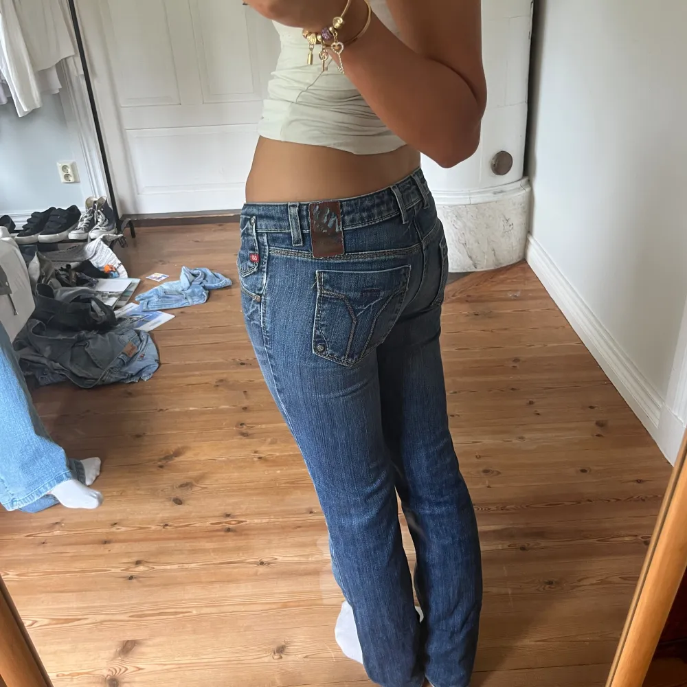 Lågmidjade vintage jeans.  Jag på bilden är 170cm.  Midjemåttet: 38cm (rätt över )  Inerbenslängd: 79cm Inga defekter 💕 använd dig utav köp nu🫶 . Jeans & Byxor.