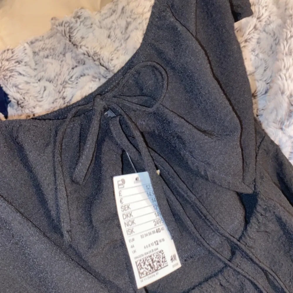 En oanvänd klänning från HM storlek L (40) . Mekot.