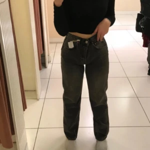 Mörkgråa jeans - Fina, sparsamt använda jeans i strl 38 från Gina Tricot. Säljer då de ej passar mig längre😊 pris kan diskuteras vid snabbt köp/ köp av flera varor❣️