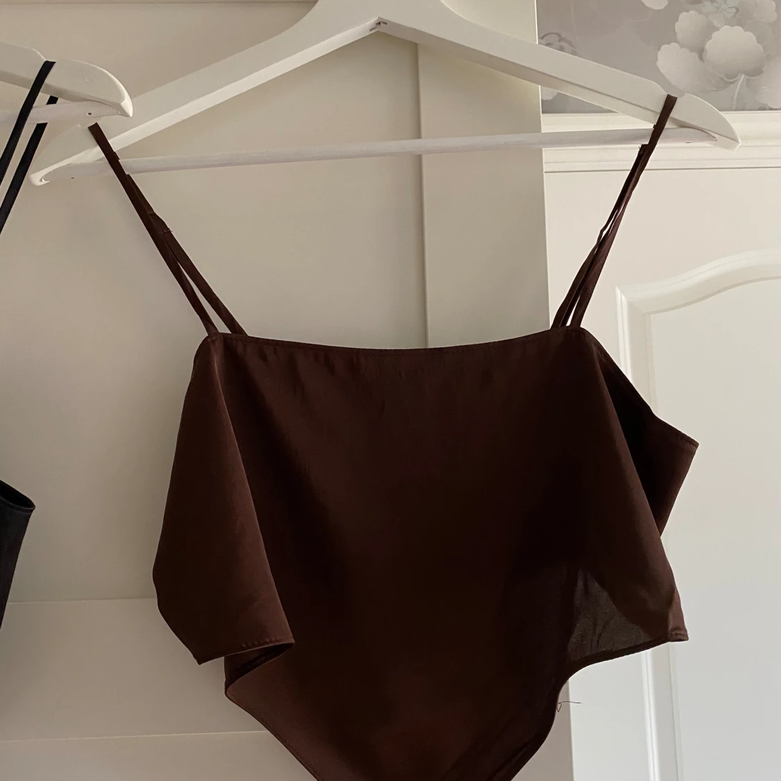 En brun triangelformad festtopp 