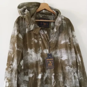 Woolrich windbreaker - De är en stilren vindjacka som är skön och bra passform på. Den är i riktigt bra skick. Hör av er om funderingar eller frågor.